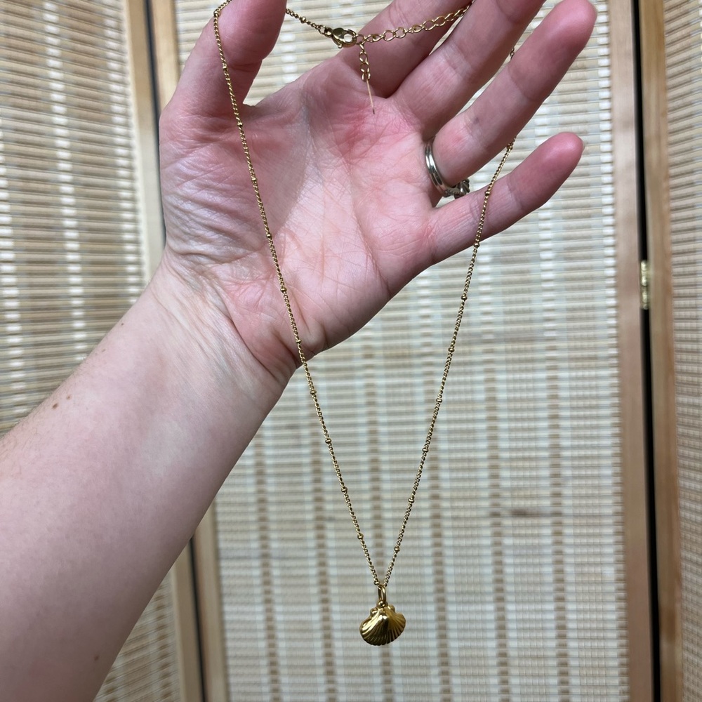The Seaside Pendant - 18k Gold Seashell Dainty Gold Plated Necklace - Picture 5 of 11
